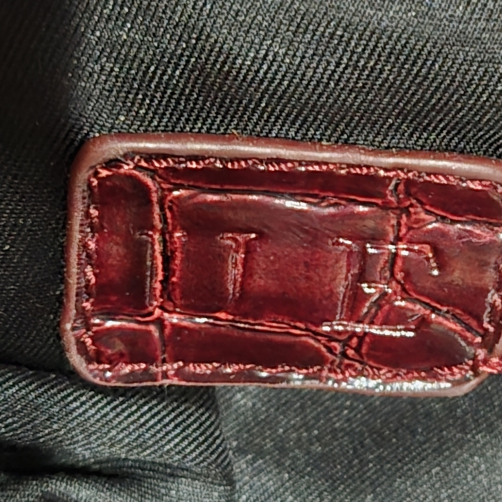 Chic Maroon Crocodile-Patterned Shoulder Bag - image 5